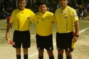 (VIDEO) UBIO GA OD BATINA: Fudbaler pretukao sudiju na smrt zbog crvenog kartona