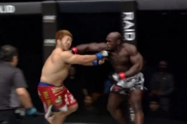 (VIDEO) NAJBRUTALNIJI NOKAUT U 2017. GODINI: Za 11 sekundi uništio grdosiju od 120 kg!