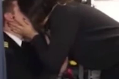 (VIDEO) KAKAV ŠMEKER: Pilot preko razglasa zaprosio stjuardesu!