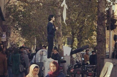 (VIDEO) HRABRA ŽENA SIMBOL OTPORA: Skinula hidžab pred celim Iranom!