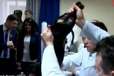 ISTINA ILI LAŽ: Šta se desilo sa ruskim "psom iz cevi"?!