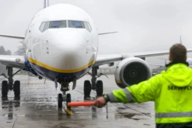 GROZAN PRIZOR U HRVATSKOJ: Nemac istrčao iz aviona, skinuo pantalone - pa PRED SVIMA OBAVIO NUŽDU!