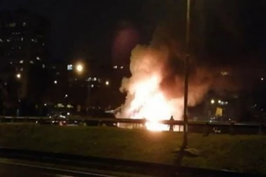 IZGOREO AUTOBUS NA PLAVOM MOSTU!