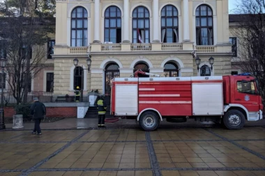 Šarčević obišao gimnaziju u Kragujevcu - šteta 20 miliona dinara