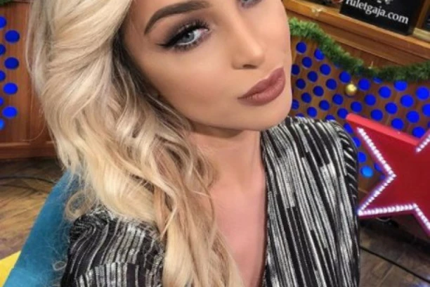 (FOTO) Maja bez gaća!