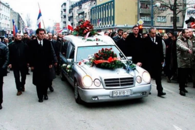 SMRT I OKOLNE PRIČE: Prevoz mrtvog Slobe iz Haga, buđenje pokojnika i selfi kod pogrebnika