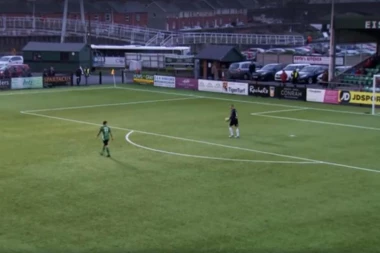 (VIDEO) OTVORIO JE 2018. KAO U NAJLUĐIM SNOVIMA: Golman postigao je gol sa celog terena i to slučajno!