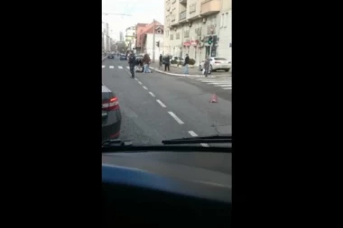 (UZNEMIRUJUĆI VIDEO) Zgazio ženu na Zvezdari!