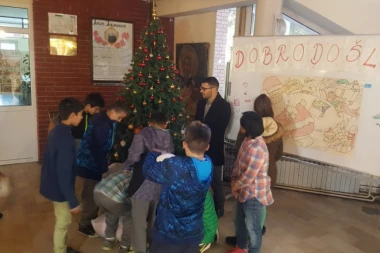 Štefanek podelio sportsku opremu nezbrinutoj deci