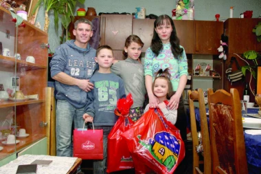 (FOTO) ČIKO, ČIKO, OVO JE MOJ AUTOBUS! Četvrti rođendan devojčice rođene na liniji 403