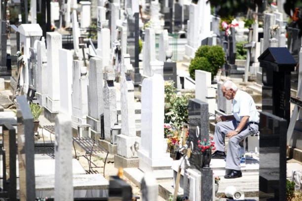 Ubadanje mrtvaka u petu: Najmorbidniji srpski običaj koji i danas živi u selima, a evo šta simbolizuje