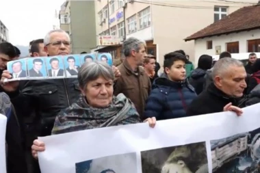 (VIDEO) KOSOVO: ALBANCI BLOKIRALI PRISTUP MANASTIRU!