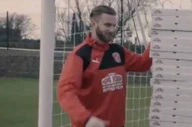 (VIDEO) Sačuvao mrežu protiv prvoligaša, A KAO NAGRADU DOBIO GODIŠNJU ZALIHU PICE!
