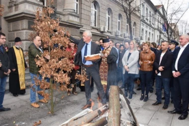 BADNJAK I POKLONI ZA NAJMLAĐE: Badnji dan u Zemunu čuva tradiciju!