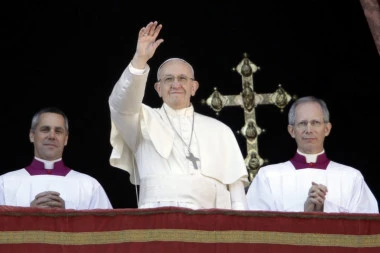 Papa Franja uzdigao na položaj 13 novih kardinala: Dao im po prsten i crvenu kapu beretu