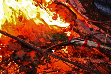(FOTO) Čudo ispred hrama u Podgorici: Plamen od paljenja badnjaka formirao krst