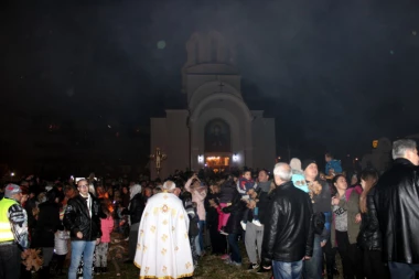REKORDAN broj vernika PALIO BADNJAK U JAGODINI