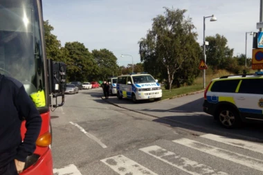 (VIDEO) Muškarac pokupio nepoznati predmet na ulici PA SE ZATRESLO OD EKSPLOZIJE