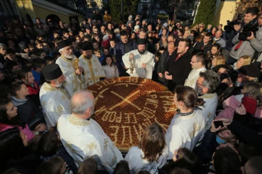 PRONAŠLI STE NOVČIĆ U ČESNICI?! Uradite ovo sa njim i pratiće vas sreća tokom cele godine!