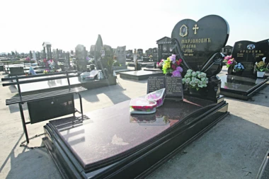 Marjanovići na Božić zaboravili na pokojnu snaju: JECIN GROB ZAPUŠTEN, A ZORAN SE GOSTIO PRASETINOM!