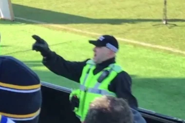 (VIDEO) Policajac u uniformi vodio navijanje!