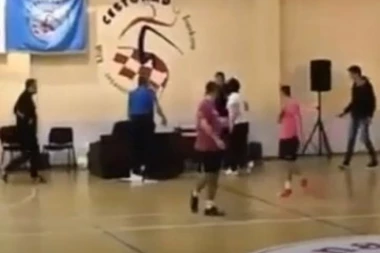 (VIDEO) MAJKA POLUDELA KADA JOJ JE SIN ISKLJUČEN: Uletela na teren, tukla i rušila sve pred sobom!