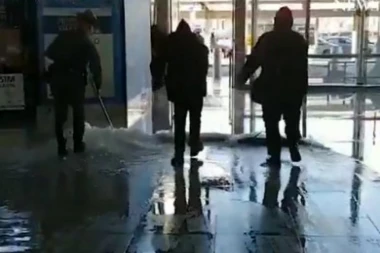 (VIDEO) DRAMA NA AERODROMU: Počele evakuacije, voda curi niz zidove!