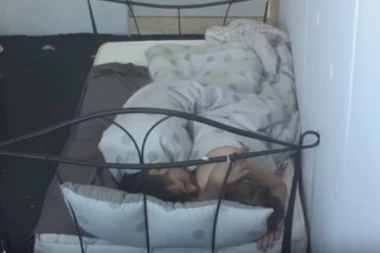 (VIDEO 18+) Maca legla GOLA kod Bore u krevet!