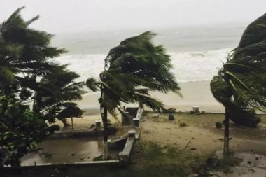 Strašna oluja ubila 22 ljudi! Voda sve prekrila, vetar i kiša urnišu ostrvo!