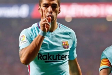 (VIDEO) FUDBALSKI MAG: Suarez na jednom meču pokazao neverovatno umeće!