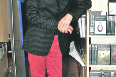 SVET OPSTAJE NA NOVCU I ZLURADOSTI:  Pisac o našim zabludama i senzacijama