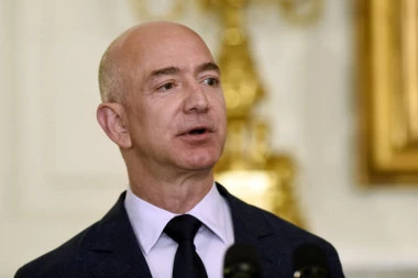 NAJBOGATIJI ČOVEK NA SVETU POSTAJE JOŠ BOGATIJI: Bezos prodao akcije Amazona u vrednosti od 2,5 milijarde dolara!