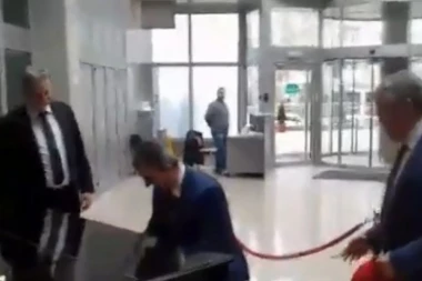 (VIDEO) POGLEDAJTE KAKO DIREKTOR AERODROMA SVIRA KLAVIR!