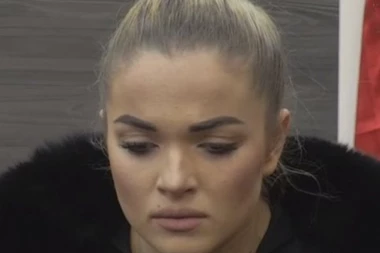 Pevačica očajna: Album Teodore Džehverović povučen iz prodaje!