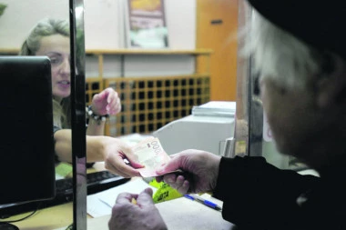 Počinje isplata penzija za april: Dodatna mogućnost za penzionere koji ne mogu da idu u banku!