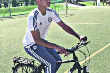 Zamenio kraljevski tron fudbalskim terenom: Princ igra za Lester,  neće da živi u zlatu!