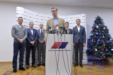 VUČIĆ POSLE SEDNICE SNS: Državni interes jači od stranačkog