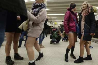 (FOTO) (VIDEO) A MI DA SE VOZIMO U GSP- U SAMO U GAĆAMA? Širom Evrope ljudi u gradskom BEZ ODEĆE, evo i zašto!