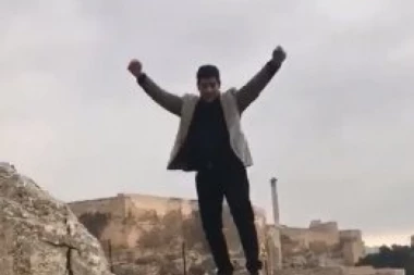 (UZNEMIRUJUĆI VIDEO) HTEO DA ZABAVI KLINCE, pa skončao NIZ 164 METRA VISOKU LITICU!