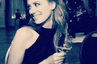 GLUMICA ŠOKIRALA JAVNOST: Slikala se GOLA sa ćerkom u kadi!