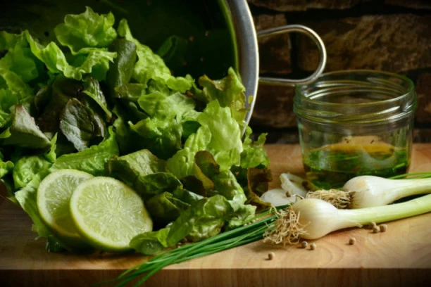 Oslobodite se neprijatnog zadaha: Kako da jedete luk i ne mislite da li će vam smrdeti iz usta!