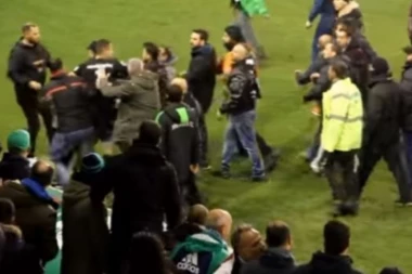 (VIDEO) POKUŠAO DA SE OBRAČUNA SA NAVIJAČIMA: Golman poludeo kada su mu navijači PAO vređali majku