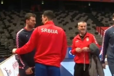 (VIDEO) MOMCI, SVAKA ČAST: Zagrljaji srpskih i hrvatskih rukometaša uoči meča decenije