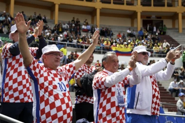 (VIDEO) Hrvati se zagrevaju na splitskoj rivi, SRBA NI NA VIDIKU