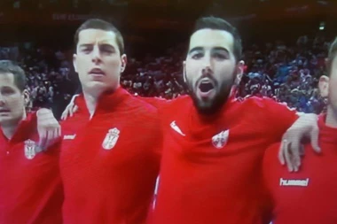 (VIDEO) SKANDAL U SPLITU: Hrvati zviždali srpskoj himni "Bože pravde"