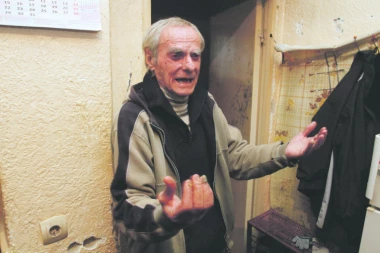 (UZNEMIRUJUĆI FOTO) PUCNJAVA U VIŠNJIČKOJ BANJI: "Jednog sina  su mi ubili, a sada su pucali i u drugog!"