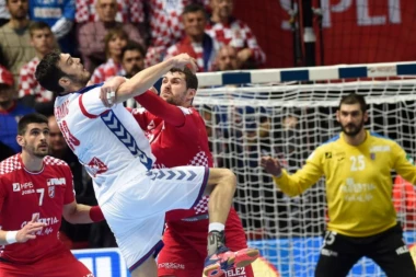 Debakl rukometaša na otvaranju EP: HRVATI UZ 12.000 NAVIJAČA LAGANO SAVLADALI "ORLOVE"