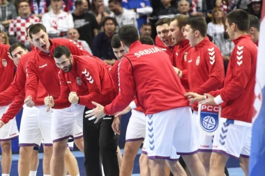 HRVATSKA POLICIJA ČUVALA "ORLOVE" U SPLITU: Srpski rukometaši šetali uz more