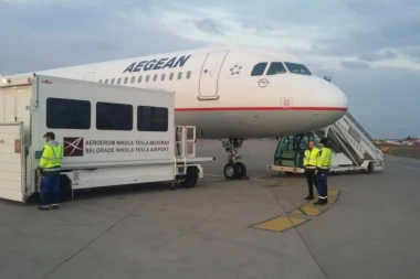 (FOTO) DRAMA NA NAŠEM AERODROMU: PRINUDNO SLETANJE ZBOG MOŽDANOG UDARA!