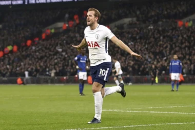 (VIDEO) "PEVCI POJELI KARAMELE": Totenhem deklasirao Everton, Kejn ispisao istoriju